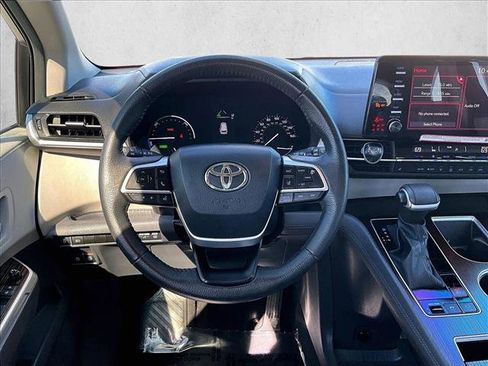 Used 2024 Toyota Sienna XLE image 7