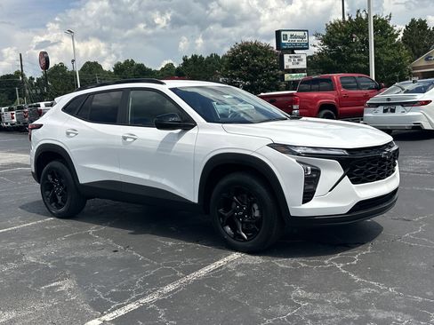 New 2026 Chevrolet Trax LT w/ Driver Confidence Package FWD image 2