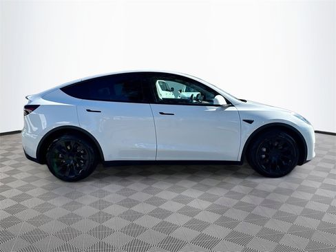 Used 2022 Tesla Model Y Long Range image 5
