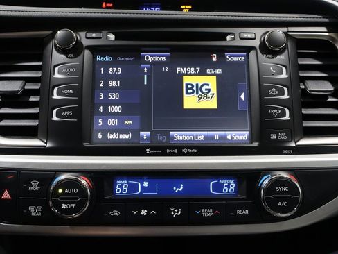 Used 2018 Toyota Highlander XLE image 30