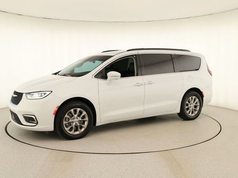 Used 2022 Chrysler Pacifica Touring-L w/ Uconnect Theater Family Group AWD/4WD image 13