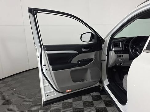 Used 2018 Toyota Highlander XLE AWD/4WD image 21