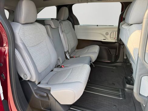 Used 2025 Toyota Sienna LE FWD image 11
