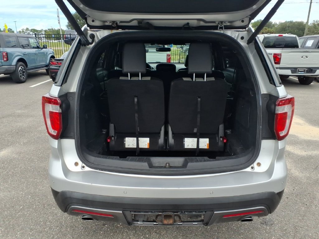 Used 2017 Ford Explorer XLT w/ Equipment Group 202A AWD/4WD image 21