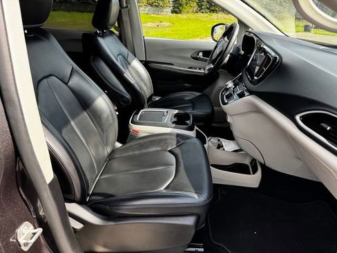 Certified 2023 Chrysler Pacifica Touring-L FWD image 14