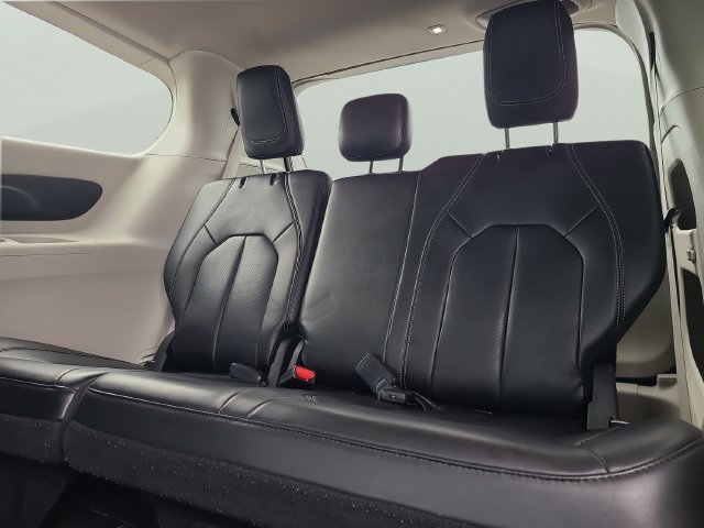 Used 2023 Chrysler Pacifica Touring-L FWD image 15
