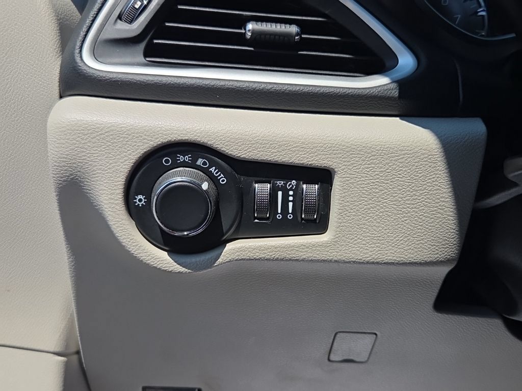 Used 2023 Chrysler Voyager LX FWD image 31