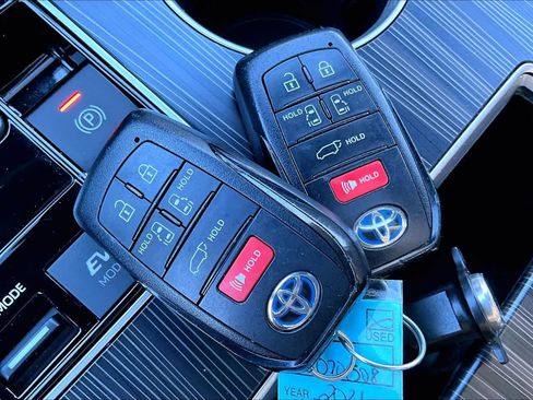 Used 2021 Toyota Sienna Limited image 15