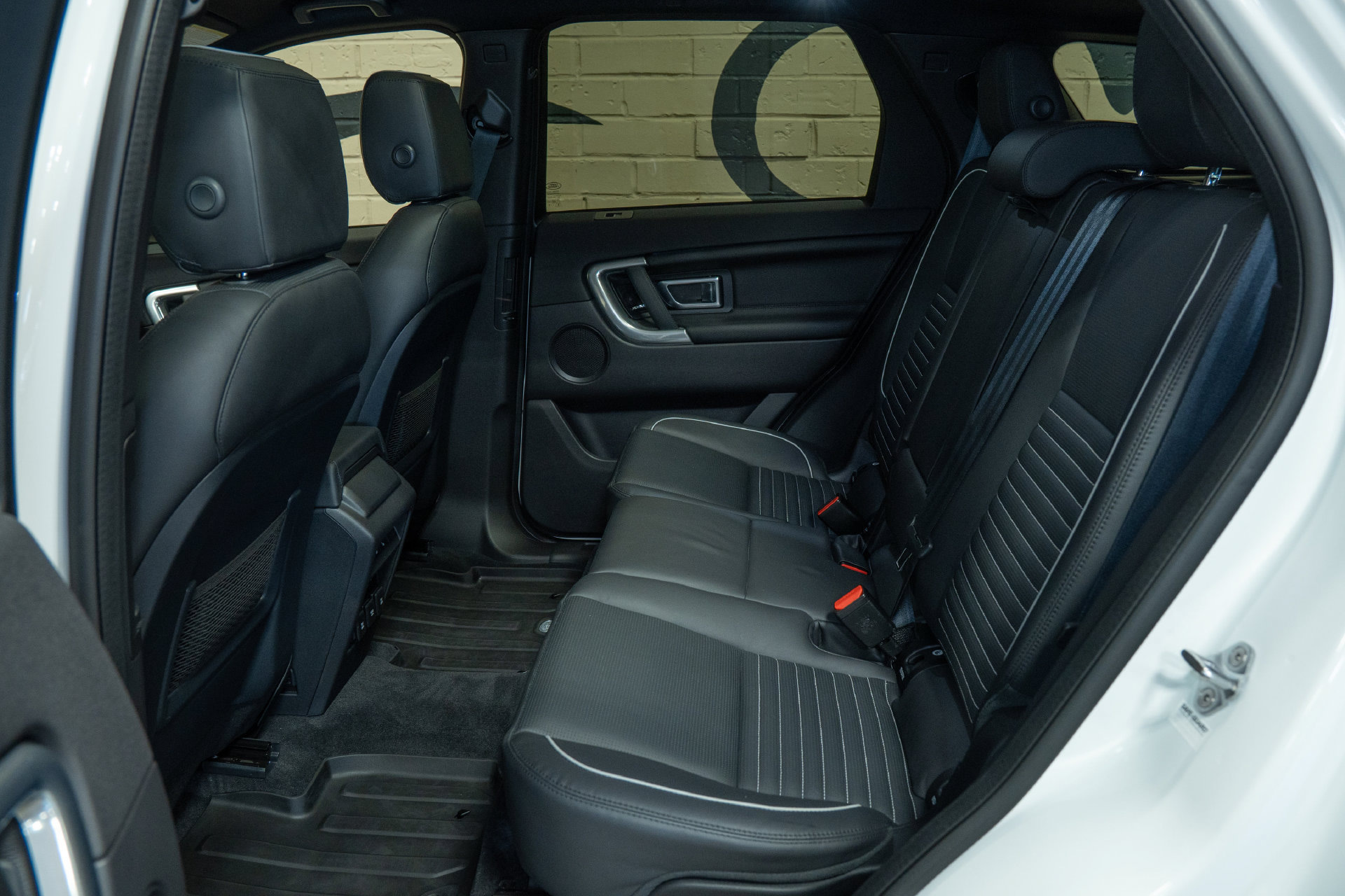 Used 2019 Land Rover Discovery Sport HSE Luxury AWD/4WD image 17