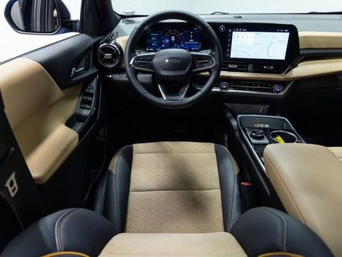 Used 2025 Chevrolet Equinox ACTIV w/ Convenience Package III image 3