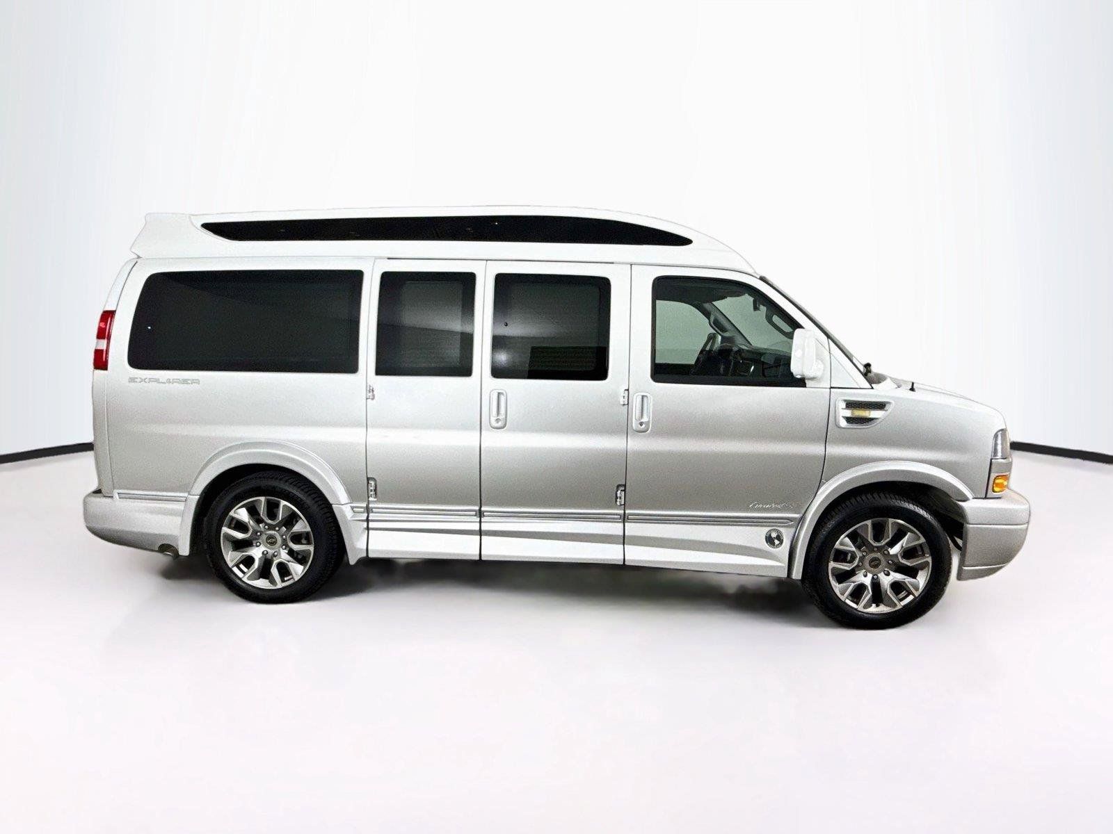 Used 2023 Chevrolet Express 2500 RWD image 5