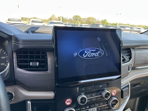 Used 2024 Ford Expedition Limited image 2