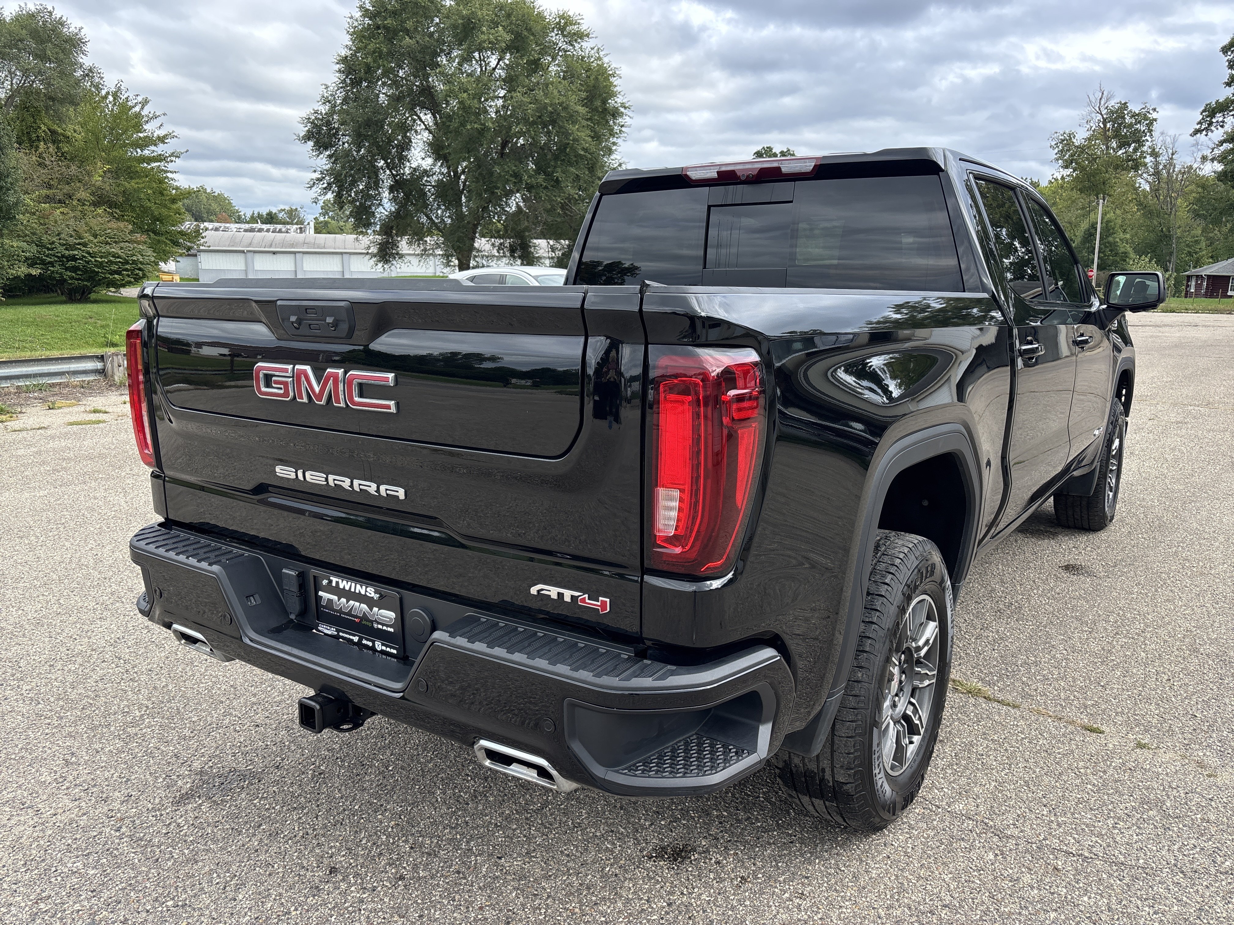 Used 2024 GMC Sierra 1500 AT4 w/ Technology Package AWD/4WD image 3
