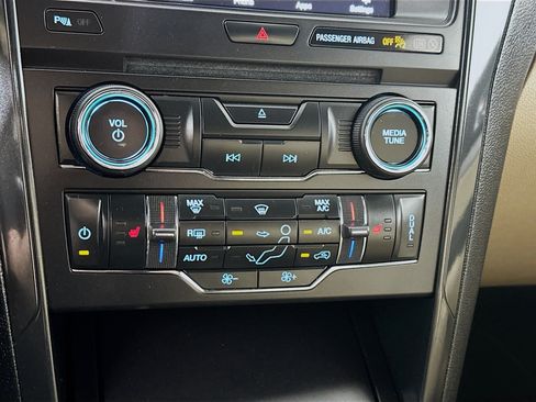Used 2017 Ford Explorer XLT w/ Equipment Group 202A AWD/4WD image 15