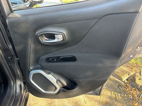 Used 2018 Jeep Renegade Latitude image 21