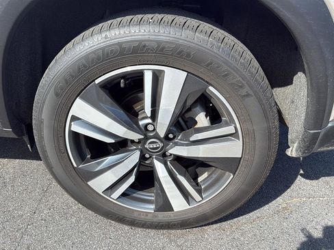 Certified 2025 Nissan Rogue SL w/ SL Premium Package FWD image 9