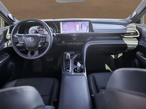 Used 2023 Toyota Crown Limited image 25