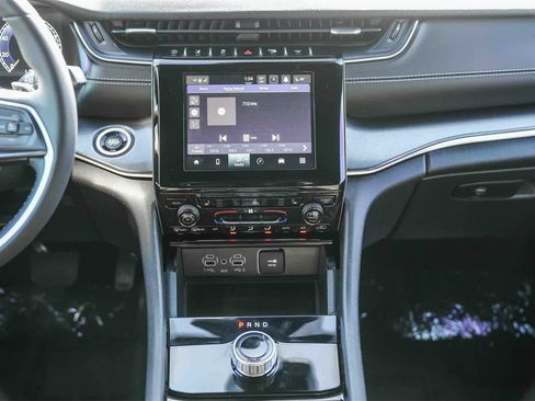 Used 2023 Jeep Grand Cherokee Altitude image 12