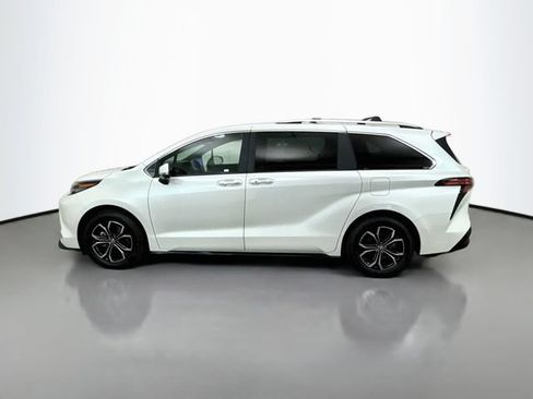 Used 2025 Toyota Sienna Platinum AWD/4WD image 4