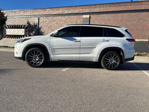 Used 2017 Toyota Highlander SE image 4