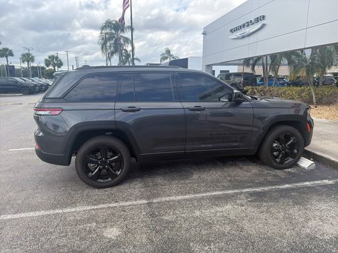 Used 2025 Jeep Grand Cherokee Limited w/ Black Appearance Package image 5