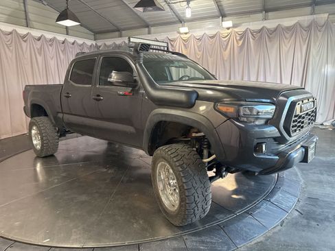 Used 2018 Toyota Tacoma TRD Off-Road w/ Technology Package image 3