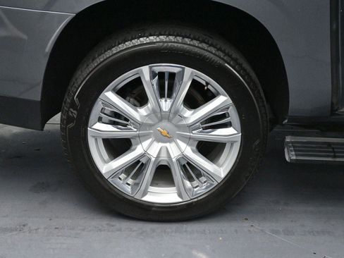 Used 2022 Chevrolet Suburban High Country image 41