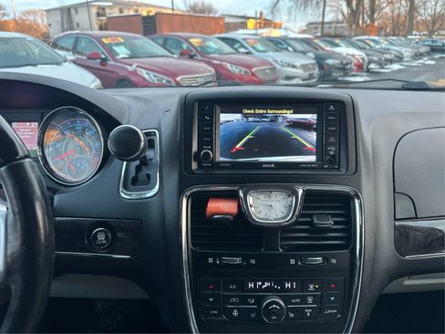 Used 2015 Chrysler Town & Country Limited Platinum FWD image 28