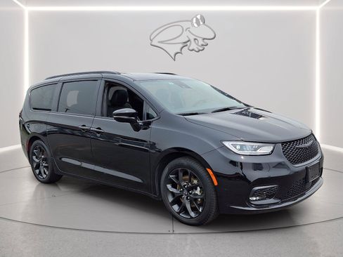 Used 2025 Chrysler Pacifica Limited FWD image 6