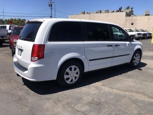 Used 2016 Dodge Grand Caravan American Value Package w/ UConnect Hands-Free Group FWD image 2