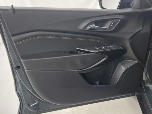 Used 2025 Chevrolet Trax LT FWD image 18