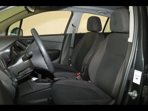 Used 2019 Chevrolet Trax LS AWD/4WD image 21