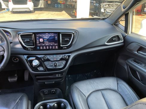 Used 2020 Chrysler Pacifica Touring-L image 17