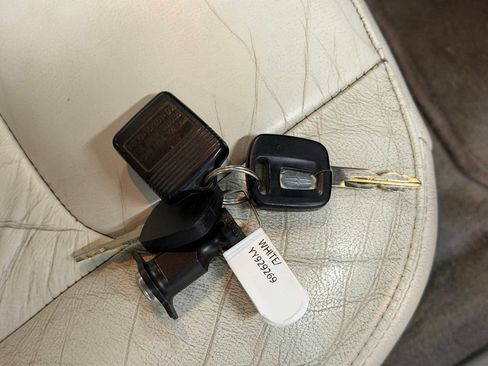 Used 2000 Lincoln Town Car Executive RWD image 22