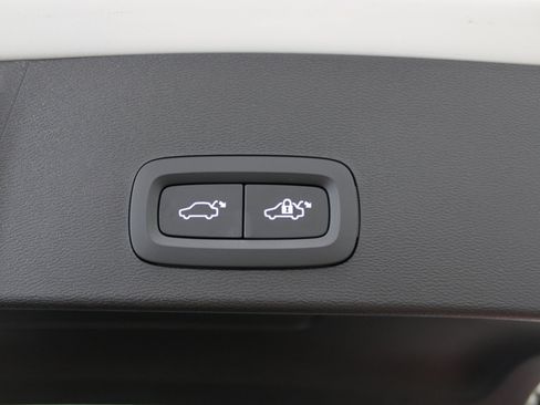 Used 2025 Volvo XC40 B5 Plus image 18