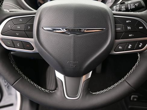 Used 2025 Chrysler Pacifica Select FWD image 26