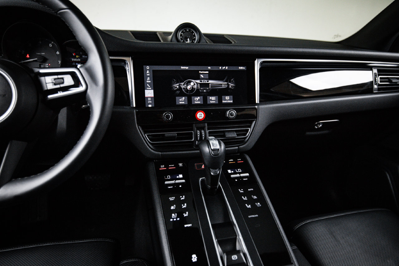 Certified 2023 Porsche Macan AWD/4WD image 19