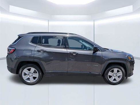 Used 2022 Jeep Compass Latitude FWD image 3