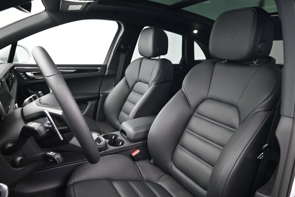 Certified 2026 Porsche Macan AWD/4WD image 5