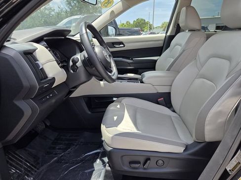 Used 2025 Nissan Pathfinder SL FWD image 15