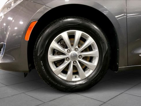 Used 2018 Chrysler Pacifica Touring-L image 10