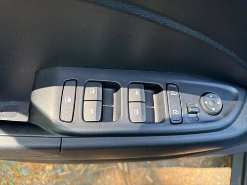 Used 2021 Hyundai Venue SE FWD image 17