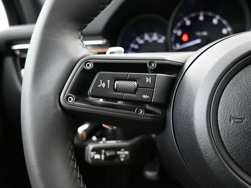 Certified 2026 Porsche Macan AWD/4WD image 18