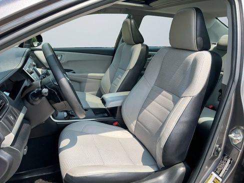 Used 2017 Toyota Camry SE w/ Moonroof Package FWD image 10