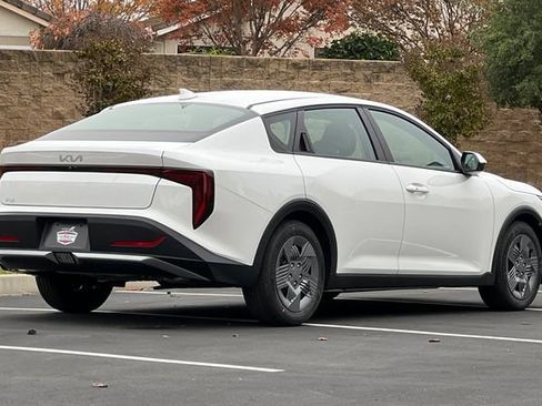 New 2025 Kia K4 LX image 5