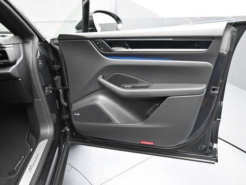 Certified 2025 Porsche Macan Electric RWD image 28