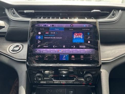 Used 2025 Jeep Grand Cherokee Limited AWD/4WD image 15
