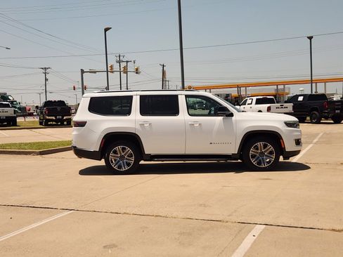 Used 2024 Jeep Wagoneer Series II w/ Flexible Seating Group AWD/4WD image 7