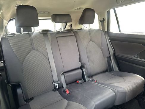 Used 2023 Toyota Highlander LE AWD/4WD image 18