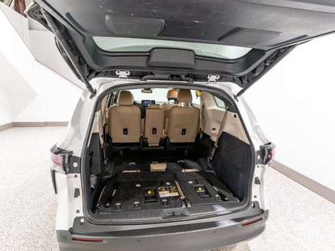 Used 2023 Toyota Sienna XLE FWD image 34